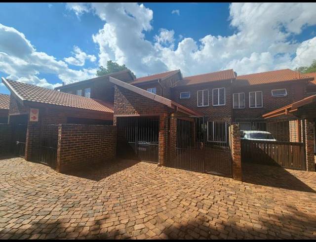 2 BEDROOM TOWNHOUSE FOR SALE IN PIERRE VAN RYNEVELD